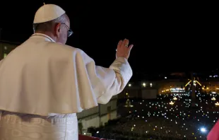 El Papa Francisco saluda a los fieles en la Plaza de San Pedro el 13 de marzo de 2013. Crédito: Vatican Media 