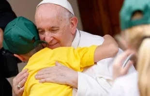 Papa Francisco abraza a uno de los participantes del "Tren de los Niños", este 4 de junio en el Vaticano. Crédirto: Vatican Media. 