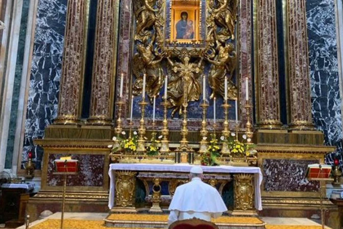 El Papa Francisco encomienda a la Virgen su viaje a África