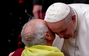 El Papa con un anciano en una imagen de archivo. Foto: Daniel Ibáñez / ACI Prensa 