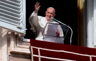 El Papa saluda a los fieles durante el rezo del Ángelus. Foto: Vatican Media 