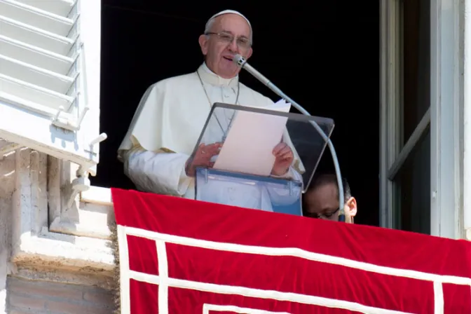 Papa Francisco: El hombre de fe se somete completamente a Dios