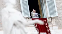 El Papa Francisco saluda a los fieles desde el Palacio Apostólico. Foto: Daniel Ibáñez / ACI Prensa