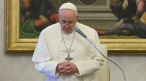 El Papa en oración. Foto: Vatican Media