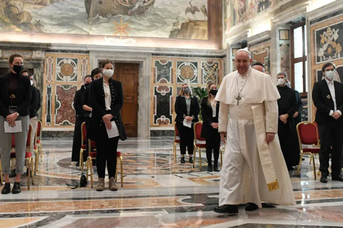 El Papa reta a estudiantes a dialogar con un mundo que reduce espacios a la religión