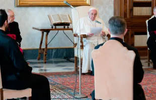 El Papa Francisco en la Biblioteca del Palacio Apostólico. Foto: Vatican Media 