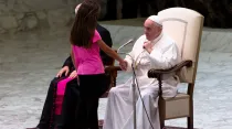El Papa saluda a la niña que interrumpió su discurso. Foto: Daniel Ibáñez / ACI Prensa
