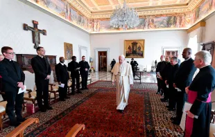 El Papa a su llegada a la audiencia con el Pontificio Colegio Belga. Foto: Vatican Media 