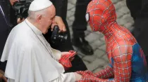 El Papa Francisco saluda al hombre vestido de Spiderman. Foto: Pablo Esparza / ACI Prensa