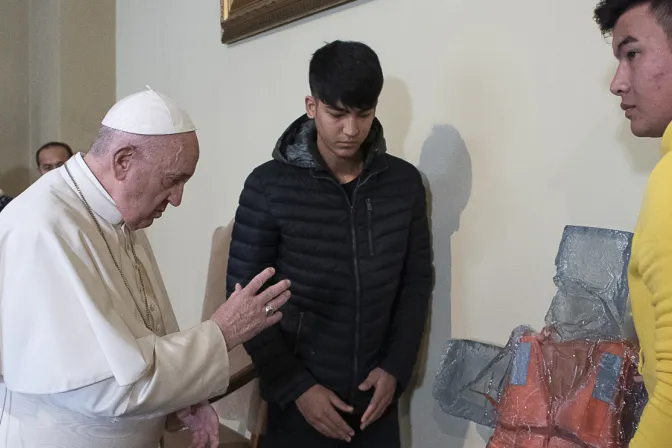 El Papa une cruz con chaleco de migrante ahogado: No bloqueen los barcos con refugiados