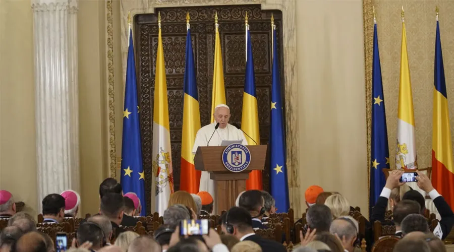 El Papa pronuncia su discurso ante las autoridades rumanas. Foto: Andrea Gagliarducci / ACI Prensa?w=200&h=150