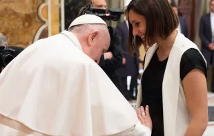 El Papa bendice a una madre durante la audiencia. Foto: Vatican Media 
