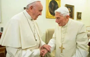 Imagen referencial. Papa Francisco con Benedicto XVI en 2018. Foto: Vatican Media 