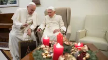 Papa Francisco da saludo de Navidad a Benedicto XVI. Foto: Vatican Media.