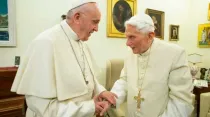 Papa Francisco y Benedicto XVI, reunidos el 21 de diciembre de 2018. Crédito: Vatican Media / ACI.