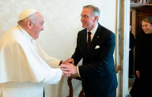 El Papa Francisco saluda a Patrck Kelly, Caballero Supremo de los Caballeros de Colón, y su esposa Vanessa 