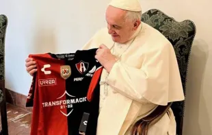 Papa Francisco sostiene la camiseta del Atlas F.C., en una foto difundida hace poco más de un mes. Crédito: Twitter de @AtlasFC. 