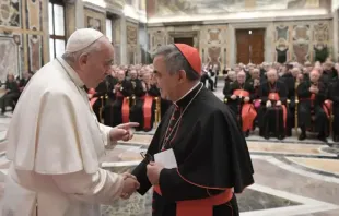 El Papa Francisco y el Cardenal Becciu en el Vaticano. Crédito: Vatican Media 