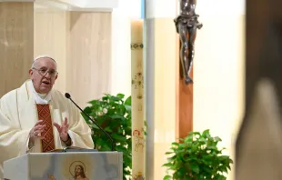 El Papa Francisco celebra la Misa en Santa Marta. Foto: Vatican Media 