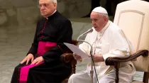 El Papa Francisco pronuncia su catequesis. Foto: Daniel Ibáñez / ACI Prensa