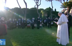 El Papa Francisco durante el rezo del Rosario. Foto: Captura de Youtube 
