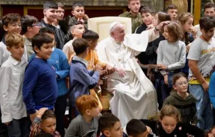El Papa Francisco con niños y miembros de la "Comunidad Frontera". Crédito: Vatican Media. 