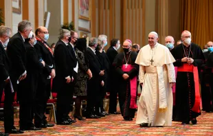 El Papa Francisco saluda a los embajadores acreditados ante la Santa Sede. Foto: Vatican Media 
