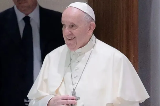 El Papa Francisco gasta broma a pareja de novios [VIDEO]