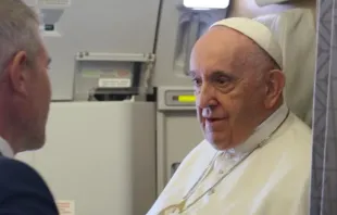 El Papa Francisco en vuelo de regreso de Kazajistán a Roma. Crédito: Rudolf Gehrig / ACI Prensa. 