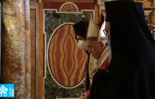 El Papa y los enviados de la Sede de Constantinopla rezan juntos en la tumba de San Pedro. Foto: Youtube 