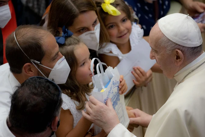 Papa Francisco: “La familia está viva cuando está unida en la oración”