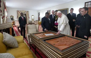 El Papa firma en el Libro de Honor del Palacio Presidencial de Mozambique. Foto: Vatican Media 