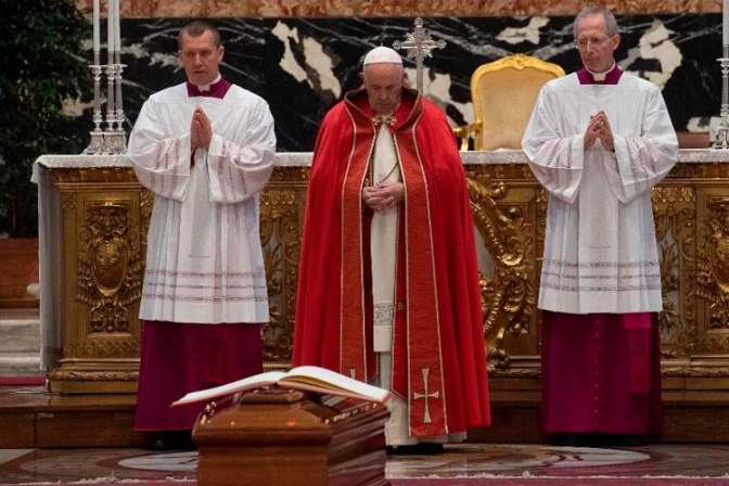 El Papa preside la “última commendatio” por el Cardenal Grech