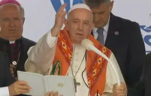 El Papa Francisco da la bendición usando una estola con la imagen de la Virgen de Guadalupe este 25 de julio en Canadá. 