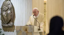 El Papa celebra la Misa en Santa Marta. Foto: Vatican Media