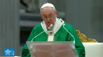 El Papa Francisco lee su homilía. Foto: Vatican Media / Captura de pantalla