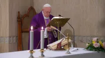 Imagen de archivo del Papa en la Misa en Casa Santa Marta. Foto: Vatican Media