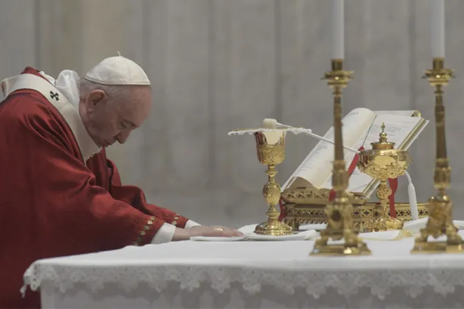 El Papa lamenta que en muchas familias cristianas no se enseñe la Biblia