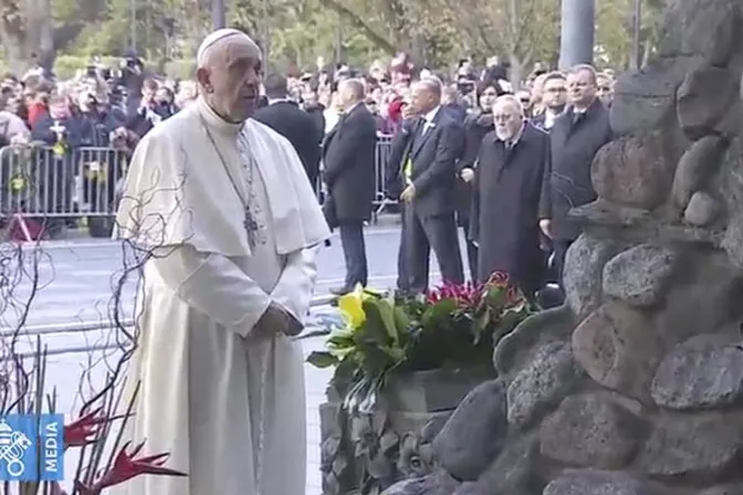 El Papa Francisco reza por víctimas del comunismo en Lituania [VIDEO]