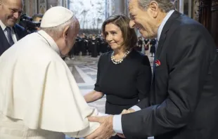 Nancy Pelosi y su esposo, Paul Pelosi, saludan al Papa Francisco en la Basílica de San Pedro este 29 de junio. Crédito: Vatican Media. 