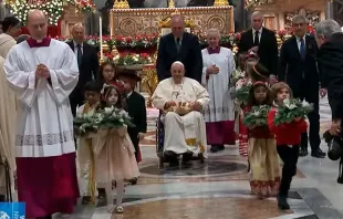 El Papa Francisco al final de la Misa de Nochebuena en el Vaticano. Crédito: Vatican Media (captura de video) 