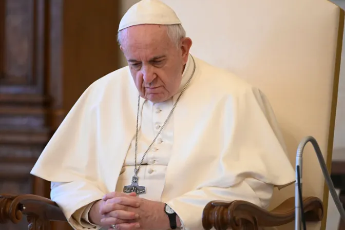 El Papa invita a confiarse a la Divina Misericordia y a Juan Pablo II por el coronavirus
