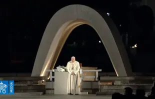 El Papa reza ante el Monumento de la Paz de Hiroshima. Foto: Captura de Youtube 