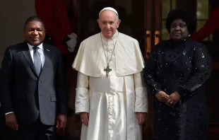 El Papa Francisco junto con la familia presidencial de Mozambique. Foto: Vatican Media 