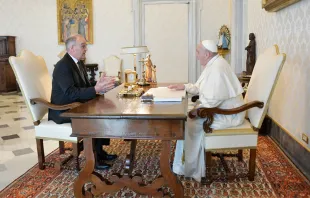 El Papa Francisco conversa con el presidente de Suiza. Foto: Vatican Media 