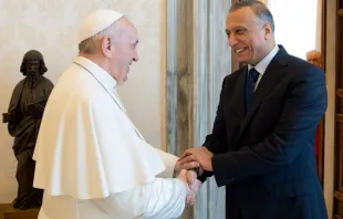 El Papa Francisco recibe al primer ministro de Irak. Foto: Vatican Media 