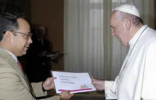 El Papa Francisco recibe el informe Vida, Familia y Libertades 2019 de manos de Rodrigo Iván Cortés. Crédito: Cortesía Rodrigo Iván Cortés. 