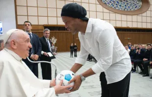 El Papa Francisco recibe a Ronaldinho Gaúcho en el Vaticano. Crédito: Vatican Media. 