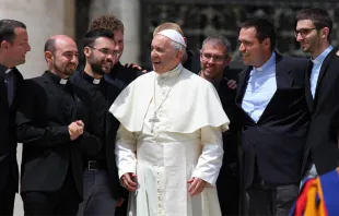 El Papa Francisco con sacerdotes/Imagen referencial. Crédito: Daniel Ibáñez/ACI Prensa 