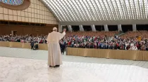 El Papa Francisco saluda a los fieles durante la Audiencia. Foto: Vatican Media
